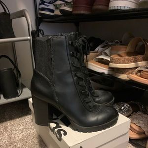 Size 8-1/2heel boots. Like new